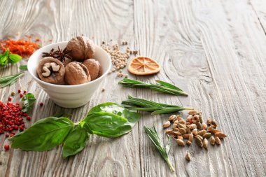 Ahşap arka planda farklı otlar ve baharatlar