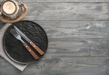 Ahşap arka planda güzel masa ayarları