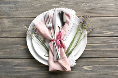 Ahşap arka planda güzel masa ayarları