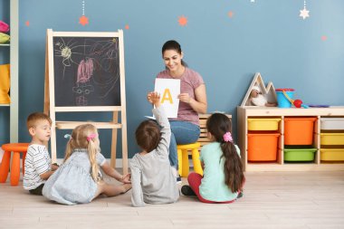 Sevimli küçük çocuklar anaokulunda harfleri öğrenme