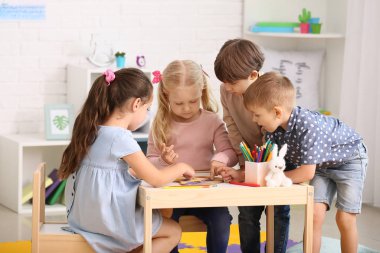 Anaokulu oynarken sevimli küçük çocuklar