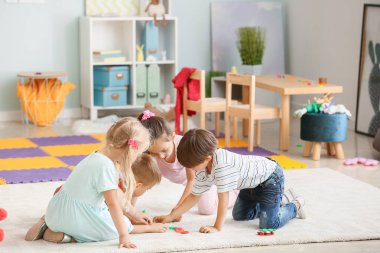 Anaokulu oynarken sevimli küçük çocuklar