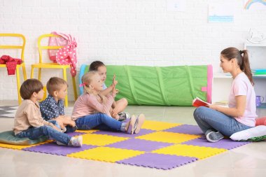 Anaokulu sevimli küçük çocuklarla kreş öğretmeni