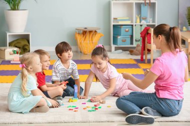 Sevimli küçük çocuklar anaokulunda harfleri öğrenme