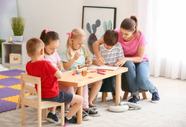 Anaokulu sevimli küçük çocuklarla kreş öğretmeni