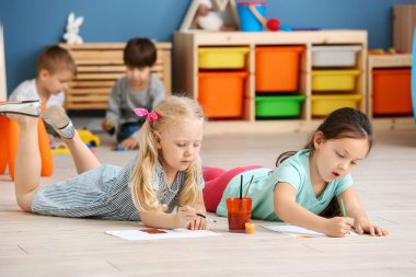 Anaokulunda sevimli küçük çocuklar boyama