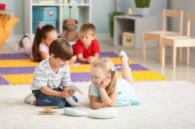 Anaokulu oynarken sevimli küçük çocuklar