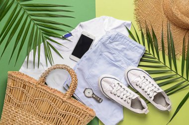 Renkli arka planda kot giysiler ile şık kadın bakmak