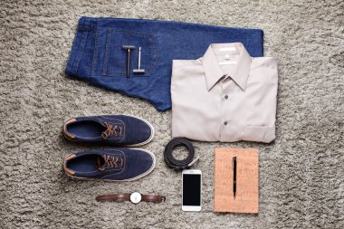 Gri arka planda kot pantolon giysileri ile şık erkek görünümü