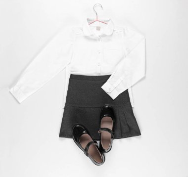 Beyaz arka planda şık okul üniforması