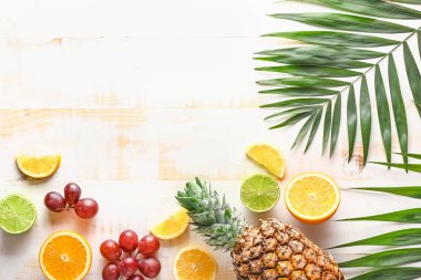 Beyaz ahşap arka plan üzerinde farklı meyve ile Yaz kompozisyon