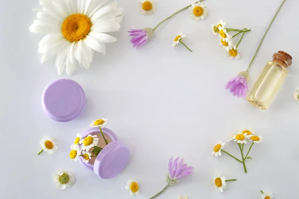Kozmetikai készítmények Kamilla virágokkal, fehér alapon — Stock Fotó