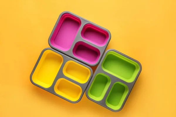 Kunststoff-Lunchboxen auf farbigem Hintergrund — Stockfoto