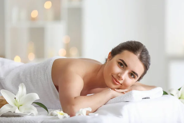 Beautiful young woman relaxing in spa salon — Stock Photo, Image