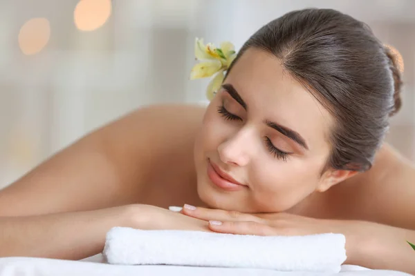 Bela jovem mulher relaxante no salão de spa — Fotografia de Stock