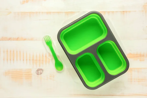 Plastic Lunchbox op lichte houten achtergrond — Stockfoto