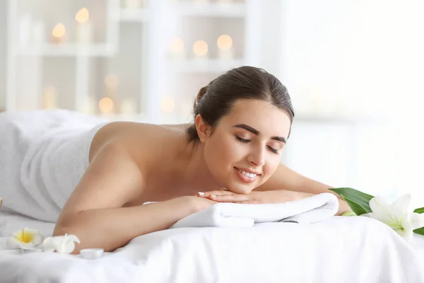 Piękna młoda kobieta relaks w salonie spa — Zdjęcie stockowe