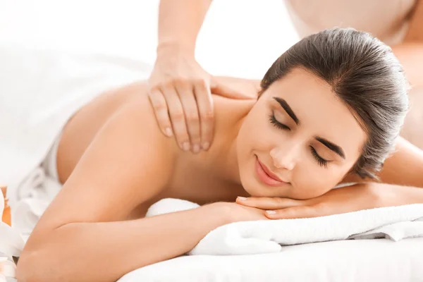 Mulher bonita recebendo massagem no salão de spa — Fotografia de Stock