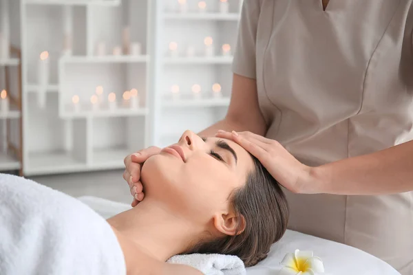 Mulher bonita recebendo massagem no salão de spa — Fotografia de Stock