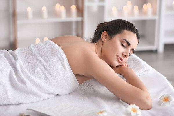 красивая молодая женщина отдыхает в спа-салоне