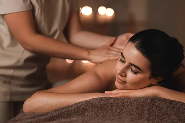 Krásná mladá žena dostává masáž v lázeňském salonu — Stock fotografie