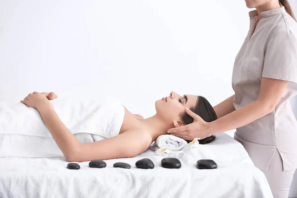 Krásná mladá žena dostává masáž v lázeňském salonu — Stock fotografie