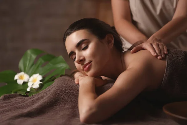 Belle jeune femme recevant un massage dans un salon de spa — Photo