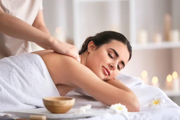 Belle jeune femme recevant un massage dans un salon de spa — Photo