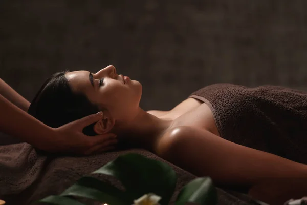 Hermosa joven recibiendo masaje en el salón de spa —  Fotos de Stock