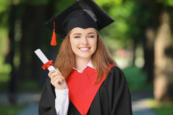 Щаслива молода жінка з дипломом на день випуску — стокове фото