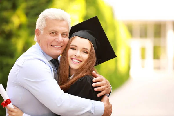 Padre saludando a su hija en el día de la graduación — Foto de Stock