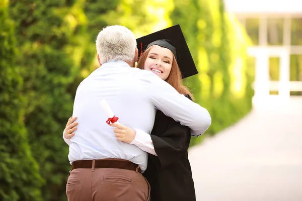 Apa üdvözlés lányát a diplomaosztás napján — Stock Fotó