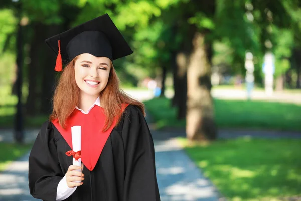 Mezuniyet gününde diploması olan mutlu genç kadın — Stok fotoğraf