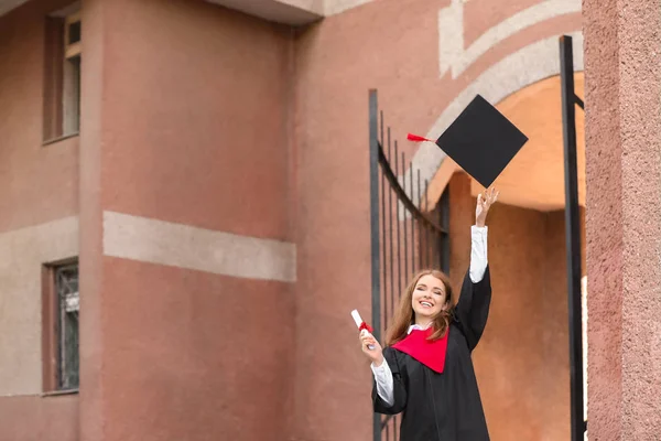 Boldog fiatal nő diploma diplomaosztás napján — Stock Fotó
