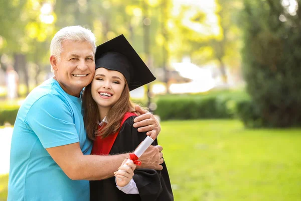 Lycklig ung kvinna med sin far på examensdagen — Stockfoto
