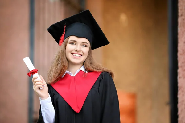 Szczęśliwa młoda kobieta z dyplomem w dniu ukończenia studiów — Zdjęcie stockowe