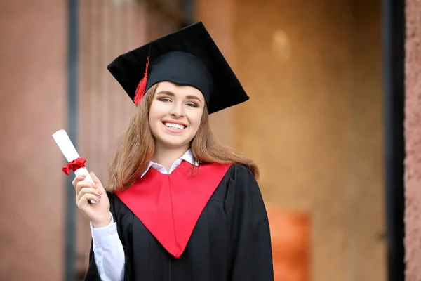 Jovem feliz com diploma no dia da formatura — Fotografia de Stock