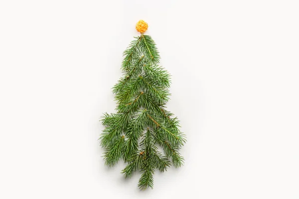 Vánoční stromek vyrobený z větví na bílém pozadí — Stock fotografie