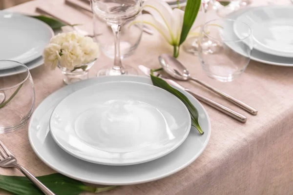 꽃과 아름다운 축제 테이블 설정 — 스톡 사진