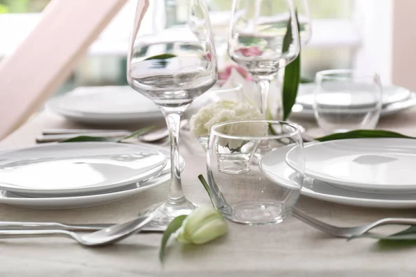 Mooie feestelijke tafel setting met bloemen — Stockfoto