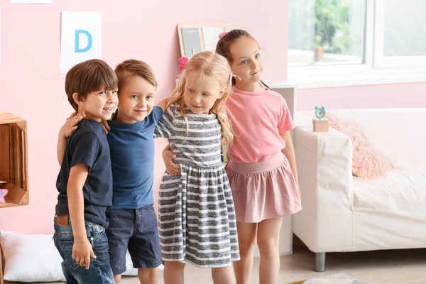 Bambini piccoli e carini all'asilo — Foto Stock