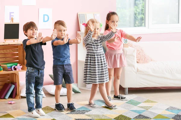 Lindos niños pequeños en el jardín de infantes —  Fotos de Stock