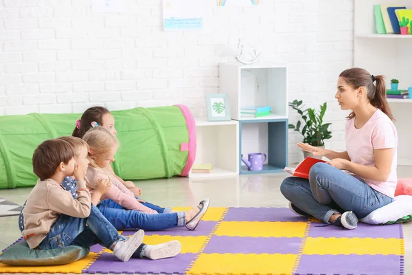 Insegnante di scuola materna con bambini piccoli carini nella scuola materna — Foto Stock