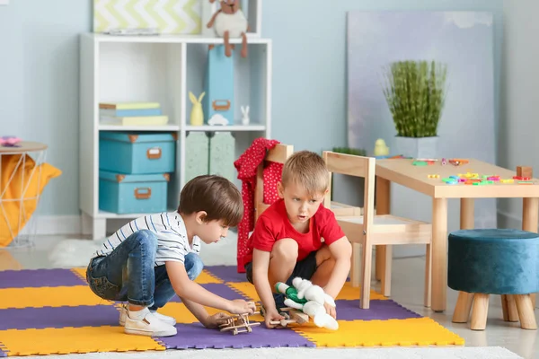 Lindos niños pequeños jugando en el jardín de infantes —  Fotos de Stock