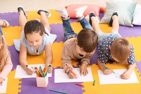 Bambini piccoli e carini che disegnano all'asilo — Foto Stock