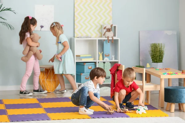Schattige kleine kinderen spelen in de kleuterschool — Stockfoto