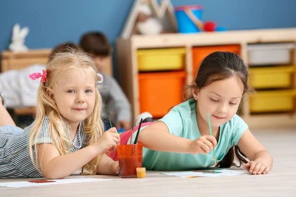 Schattige kleine kinderen schilderen in de kleuterschool — Stockfoto