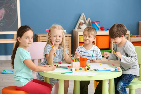 Schattige kleine kinderen tekenen in de kleuterschool — Stockfoto