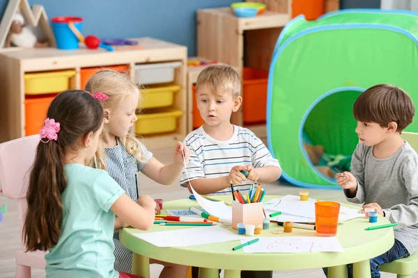 Bambini piccoli e carini che disegnano all'asilo — Foto Stock