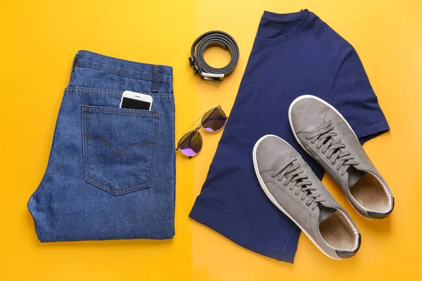 Stilvoller männlicher Look mit Jeans-Kleidung auf farbigem Hintergrund — Stockfoto